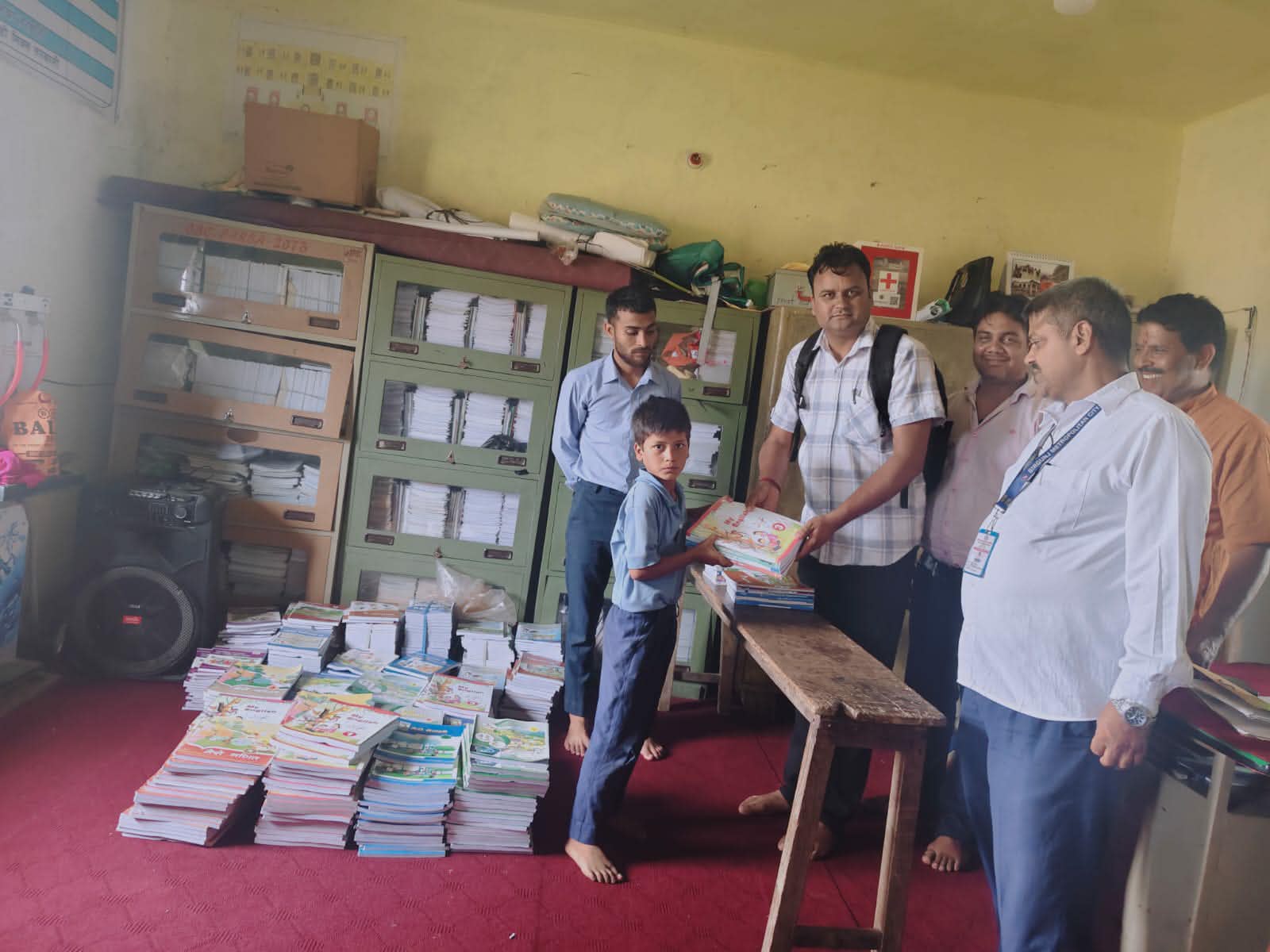 अपौनीको विद्यालयमा पुस्तक वितरण